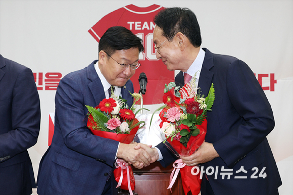 정점식 국민의힘 신임 원내대표가 10일 서울 여의도 국회에서 열린 국민의힘 원내대표 선출 의원총회에서 장동혁 대표, 송언석 전 원내대표, 김도읍, 성일종 후보 등과 기념촬영을 하고 있다. [사진=곽영래 기자]