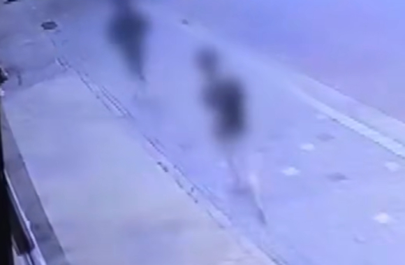 노래방에서 17만원을 내지 않고 도망친 남성 4명의 CCTV 영상이 공개됐다. [사진=JTBC '사건반장' 캡처]