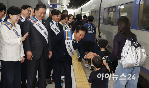 더불어민주당 정청래 대표와 김병기 원내대표를 비롯한 최고위원들이 2일 서울 용산구 용산역에서 시민들을 만나 추석 명절 귀성 인사를 하고 있다. [사진=곽영래 기자]