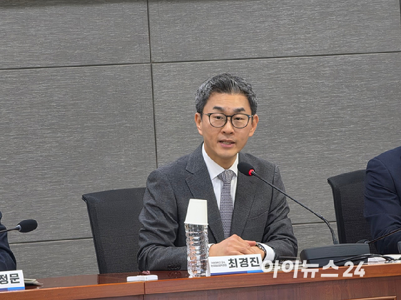 23일 서울 국회의원회관에서 열린 '사전예방 중심 개인정보 보호 체계 구축을 위한 토론회'에서 참석자들이 기념촬영하고 있다. [사진=윤소진 기자]