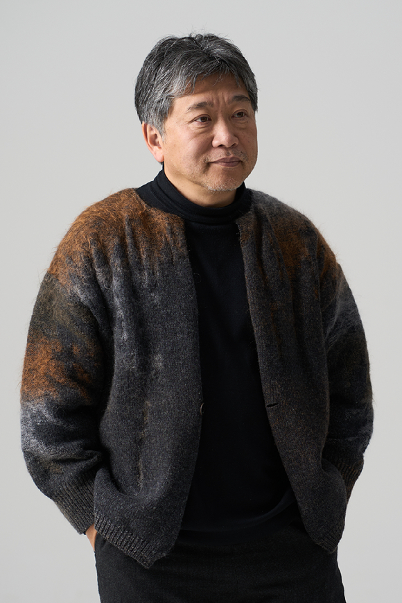 고레에다 히로카즈 감독이 영화 '괴물' 흥행 감사 내한 인터뷰에 앞서 포즈를 취하고 있다. [사진=(주)미디어캐슬]