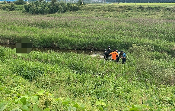 12일 오후 1시34분께 보은군 마로면 관기리 적암천에서 신원미상 여성의 시신이 발견돼 소방당국이 수습하고 있다. [사진=보은소방서]