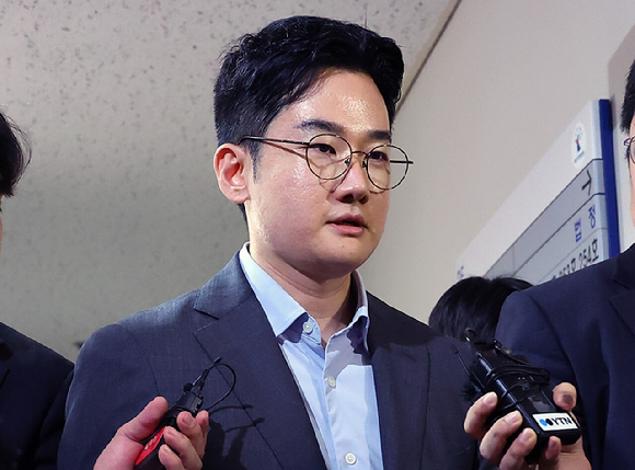 지난 6&middot;3 지방선거에서 피습 자작극 의혹을 받는 정이한 전 개혁신당 부산시장 후보가 지난 7월 8일 부산지방법원에 구속 전 피의자 심문(영장실질심사)에 출석하기위해 법정에 들어서고 있다. [사진=연합뉴스]