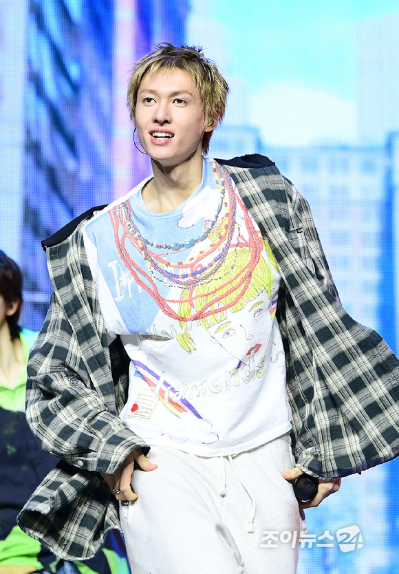 그룹 코르티스 마틴이 18일 오후 서울 용산구 블루스퀘어에서 열린 코르티스(CORTIS) 데뷔 쇼케이스 '컬러 아웃사이드 더 라인스'(COLOR OUTSIDE THE LINES)에서 멋진 무대를 선보이고 있다. [사진=정소희 기자]