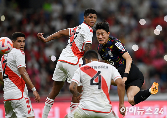 클린스만 감독이 이끄는 한국 축구대표팀은 6일 부산 아시아드 주경기장에서 열린 페루와 평가전에서 0-1로 패했다. 후반 황의조가 헤딩슛을 하고 있다. [사진=곽영래 기자]