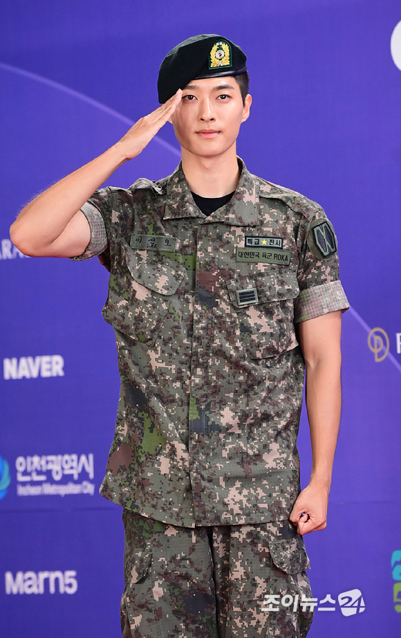 '기리고' 배우 백선호가&nbsp;31일 오후&nbsp;인천시 영종구 운서동 파라다이스시티에서 열린&nbsp;제5회 청룡시리즈어워즈&nbsp;레드카펫 행사에 참석하고 있다. [사진=정소희 기자]