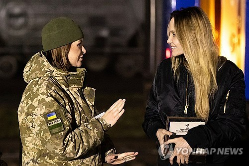 7일 우크라이나 떠나기 전 국경수비대와 이야기하는 안젤리나 졸리 [사진=AFP/연합뉴스]