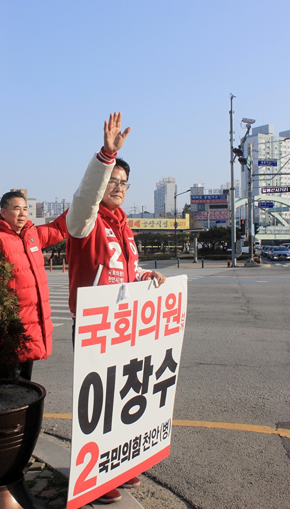 이창수 후보가 거리에서 시민에게 손 인사를 하고있다 [사진=이창수 후보 선거캠프]