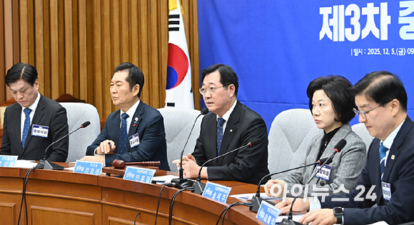 민홍철 더불어민주당 중앙위원회 의장이 5일 서울 여의도 국회에서 열린 제3차 중앙위원회의에서 발언하고 있다. [사진=곽영래 기자]