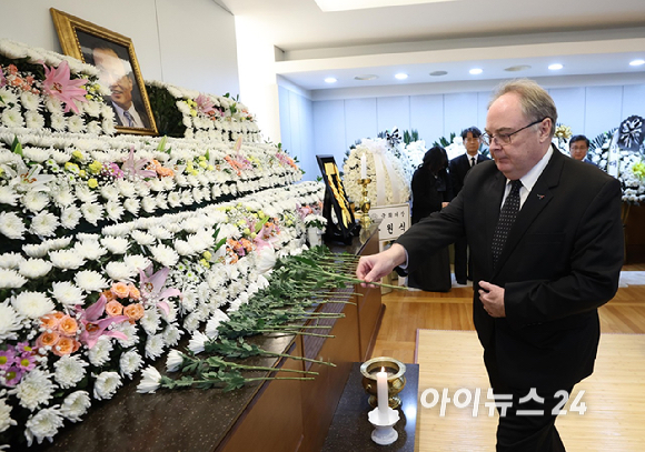 제프 로빈슨 주한호주대사가 29일 오전 서울 종로구 서울대학교병원 장례식장에 마련된 故 이해찬 전 국무총리의 빈소에서 조문을 하고 있다. [사진=사진공동취재단]