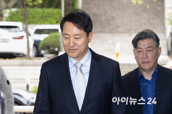 오세훈 서울시장이 22일 오전 서울시 서초구 서초동 서울중앙지방법원에서 열린 정치자금법 위반 혐의와 관련된 공판에 출석하고 있다. 2026.04.22 [사진=사진공동취재단]