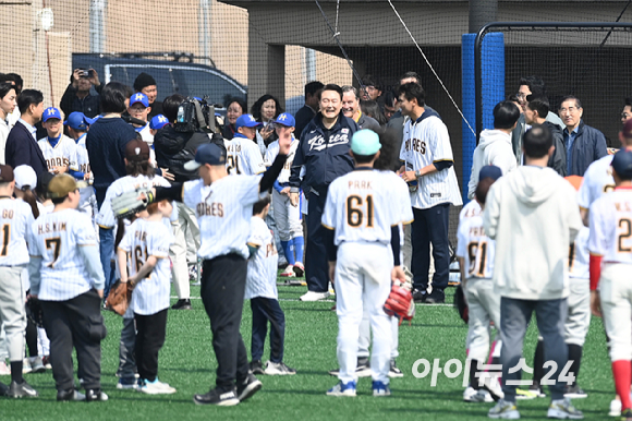 윤석열 대통령이 16일 오후 서울 용산 어린이정원 내 어린이야구장에서 진행된 샌디에이고 파드리스 유소년 클리닉 행사에 참석하고 있다. [사진=사진공동취재단]