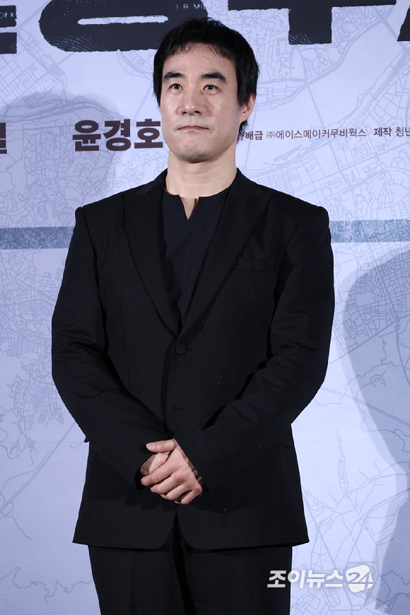 배우 배성우가 9일 오전&nbsp;서울 CGV 용산아이파크몰점에서 열린 영화 '끝장수사'(감독 박철환) 제작보고회에 참석해 포즈를 취하고 있다. [사진=문수지 기자]