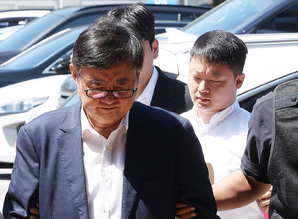 박순관 아리셀 대표와 박중언 총괄본부장이 28일 수원지방법원에서 열린 구속 전 피의자 심문(영장실질심사)을 마친 후 대기 장소인 경기도 수원남부경찰서 유치장으로 들어가고 있다. 2024년 6월 24일 경기도 화성시 일차전지 업체 아리셀 공장에서 불이 나 23명이 숨지고 8명이 다쳤다. 2024.8.28 [사진=연합뉴스]