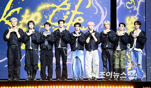 &apos;하이브 그룹&apos; 앤팀, 韓 데뷔앨범 발매 첫날 113만장⋯밀리언셀러 됐다