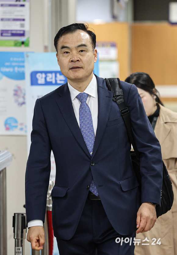 허태근 전 국방부 국방정책실장이 8일 오전 서울 서초구 서울중앙지방법원에서 열린 순직해병 수사외압 사건 관련 공판에 출석하고 있다. [사진=사진공동취재단]