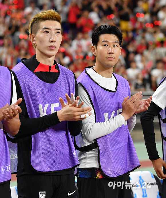 16일 오후 부산 아시아드주경기장에서 대한민국과 페루의 A매치 평가전이 열렸다. 손흥민이 벤치에서 경기 시작을 기다리고 있다. [사진=곽영래 기자]