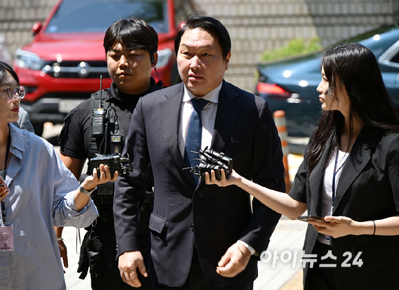 최태원 SK그룹 회장이 15일 서울 서초구 서울고등법원에서 열린 재산분할 파기환송심 2차 조정 기일에 출석하고 있다. [사진=사진공동취재단 ]