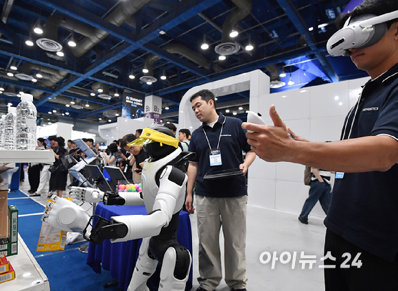 19일 서울 강남구 코엑스에서 열린 'AI 서밋 서울 앤 엑스포2026(AISE 2026)'에서 화인로보틱스 부스에서 관계자가 휴머노이드 로봇 시연을 선보이고 있다. [사진=곽영래 기자]