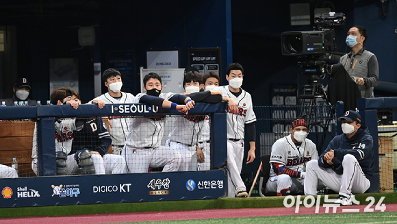 18일 서울 고척스카이돔에서 '2021 신한은행 SOL KBO리그' KT 위즈와 두산 베어스의 한국시리즈 4차전이 진행됐다. 두산 선수들이 4-8로 뒤진 9회초 수비를 바라보고 있다. [사진=김성진 기자]