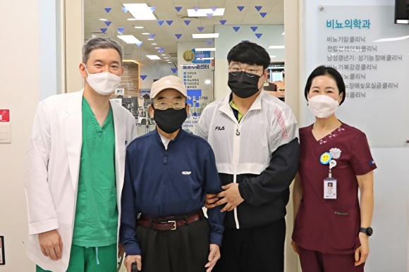 왼쪽부터 김시현 교수, 환자와 환자가족, 이효진 로봇수술센터 코디네이터 [사진=순천향대천안병원]