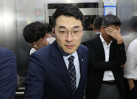 코인 투자·보유 의혹이 제기된 김남국 무소속 의원이 국회 회의장을 나서 승강기에 탑승하고 있다. [사진=뉴시스]