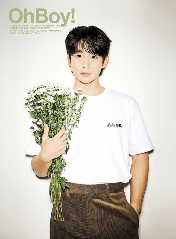 배우 정해인이 화보 촬영에서 포즈를 취하고 있다. [사진=오보이]