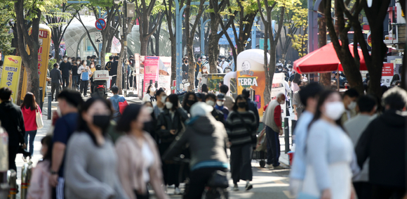 서울 마포구 홍대거리를 찾은 시민들이 발걸음을 옮기고 있다.  [사진=뉴시스]