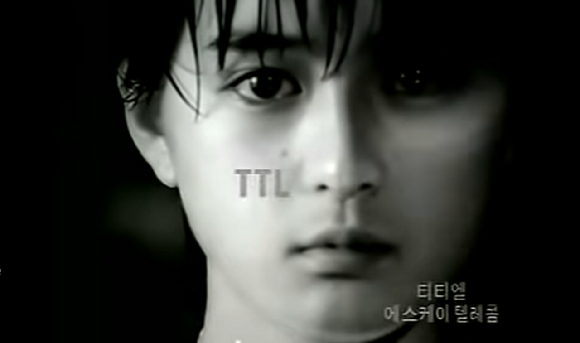 지창욱 배우가 SK텔레콤 로밍 광고에서 코믹 연기를 펼치고 있다 [사진=SKT]