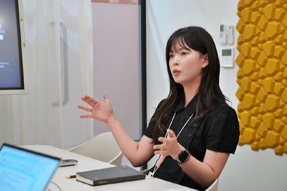 지난 25일 서울 양평동 롯데웰푸드 본사에서 만난 이승기 롯데웰푸드 IMC팀장(왼쪽)과 이유나 IMC팀 빙과 담당. [사진=롯데웰푸드]