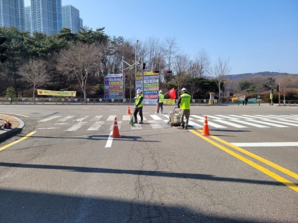 청주시가 식별이 어려워진 주요 도로 차선·기호·횡단보도 등 노면페인트를 재도색한다. [사진=청주시]