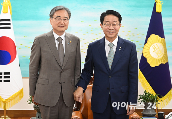 조현 외교부 장관이 19일 서울 여의도 국회에서 조정식 국회의장을 예방하고 있다. [사진=곽영래 기자]