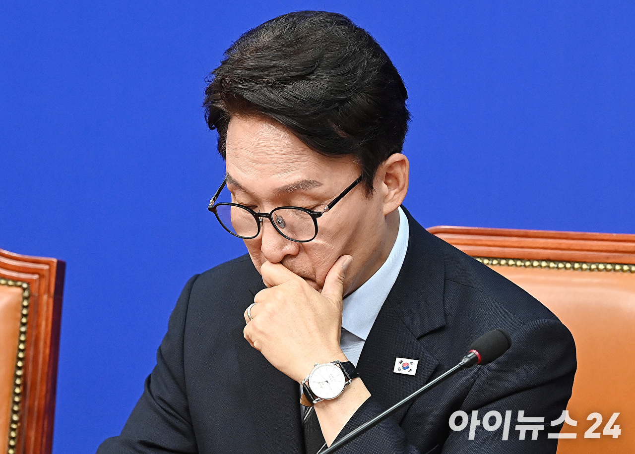 김민석 더불어민주당 당대표가 12일 서울 여의도 국회에서 열린 최고위원회의에서 생각에 잠겨 있다. [사진=곽영래 기자]