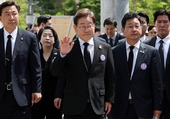 더불어민주당 이재명 대선후보가 18일 광주광역시 북구 국립 5&middot;18민주묘지에서 열린 5&middot;18민주화운동 45주년 기념식에 참석한 뒤 이동하고 있다. 2025.5.18 [공동 취재] [사진=연합뉴스]