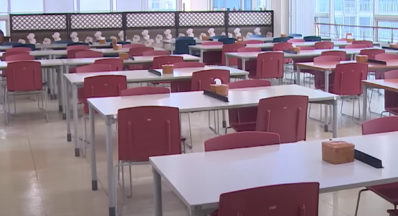 지난 9일 충북학사 기숙사 식당에서 일반 학생과 충북 지역구 국회의원, 수행원들이 함께 식사를 했다. 사진은 충북학사 기숙사 식당. [사진=충북 MBC 뉴스 보도화면 캡처]