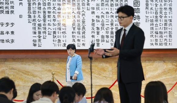 용혜인 성평등가족부 장관 후보자가 13일 국회 소통관에서 후보직 자진 사퇴 기자회견을 마친 뒤 고개 숙여 인사하고 있다. 2026.9.13 [사진=연합뉴스]