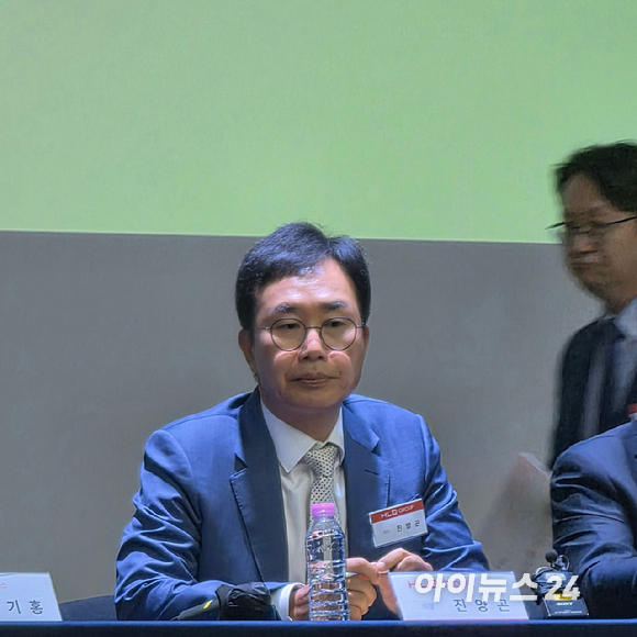 진양곤 HLB그룹 의장이 15일 오후 서울 여의도에서 주요 계열사 관계자들이 참석한 가운데 열린 기업설명회(IR)에서 발언하고 있다. 2026.10.15 [사진=이효정 기자 ]