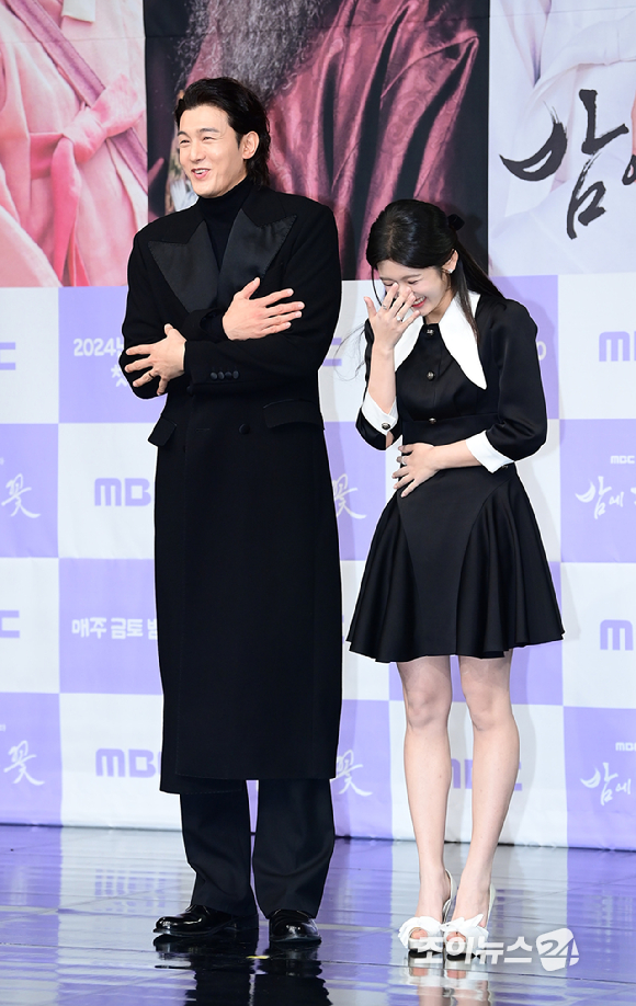 배우 이기우와 박세현이 12일 오후 서울 마포구 상암동 MBC 골든마우스홀에서 열린 MBC 새 금토드라마 '밤에 피는 꽃' 제작발표회에 참석하고 있다. [사진=정소희 기자]