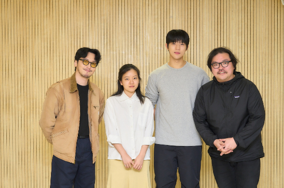 배우 변요한, 고아성, 문상민, 이종필 감독이 영화 '파반느' 대본리딩에서 포즈를 취하고 있다. [사진=플러스엠 엔터테인먼트 | 제작: 더램프㈜]