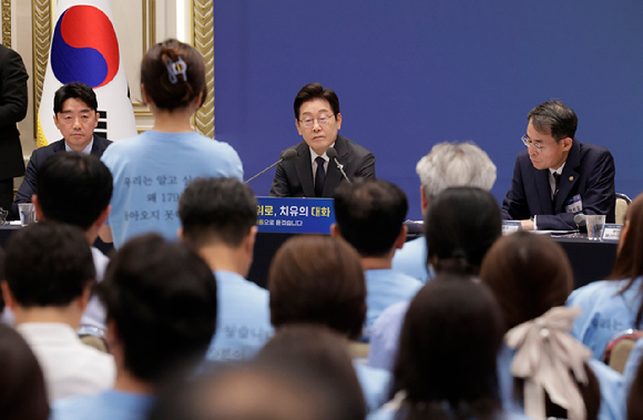 이재명 대통령이 16일 청와대 영빈관에서 '기억과 위로, 치유의 대화' 사회적 참사 유가족 간담회를 하며 참석 유가족들을 향해 허리 숙여 인사하고 있다. 2025.7.16 [사진=연합뉴스]