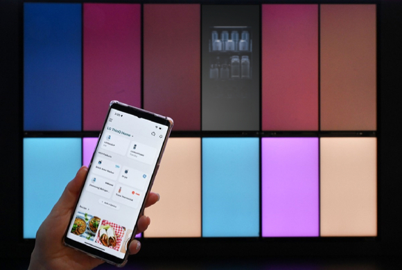 LG 씽큐 사용자는 LG전자가 아닌 타사 제품을 앱에 등록해 제어할 수 있고, 타사 스마트홈 플랫폼 사용자는 무드업 냉장고를 앱에 등록해 냉장고 온도를 확인할 수 있다. [사진= LG전자]