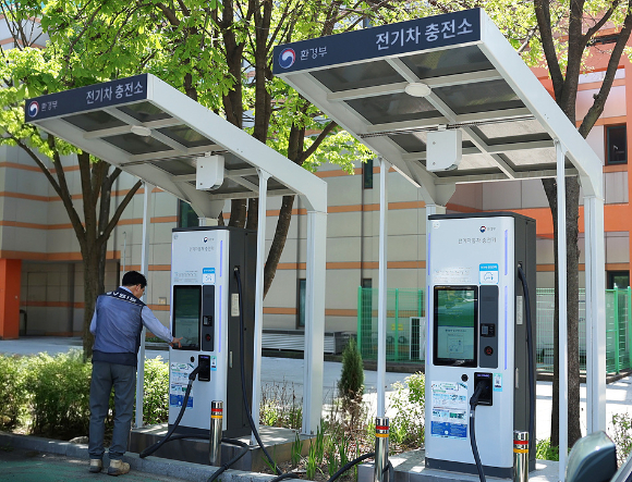 EVSIS 유지보수 전문인력이 EVSIS 환경부 충전기를 점검하고 있다. [사진=롯데이노베이트]