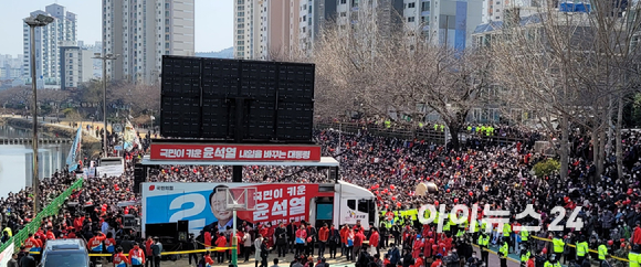 윤석열 국민의힘 대선후보의 거점 유세가 진행된 8일 부산 연제구 온천천 앞에 몰린 시민들. 국민의힘 부산시당은 5만명으로 추산했다. [사진=정호영 기자]