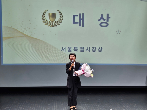 '제11회 GAF(Glocal Acting Fstival) 공연예술제'에서 조기숙K_CB(한국컨템포러리발레) 단체가 대상(서울특별시장상)을 수상했다. 이화여대 무용과 조기숙 교수가 수상소감을 말하고 있다. [사진=GAF ]