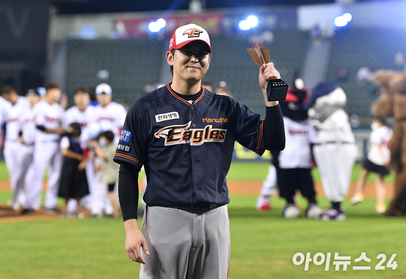 16일 오후 서울 잠실야구장에서 '2022 신한은행 SOL KBO 올스타전' 드림 올스타와 나눔 올스타의 경기가 열렸다. 연장 10회초 3점 홈런을 치며 만장일치로 미스터 올스타에 선정된 나눔 올스타 정은원이 트로피를 들고 기념촬영을 하고 있다. [사진=김성진 기자]