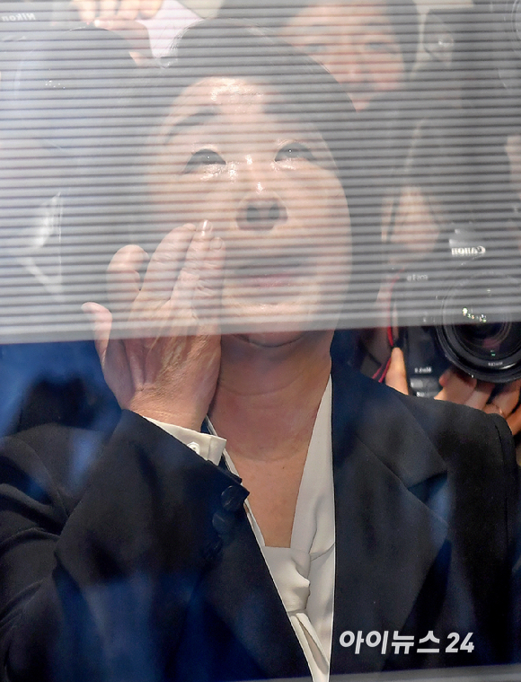 심상정 녹색정의당 공동선대위원장이 11일 오전 서울 여의도 국회 소통관에서 22대 총선 결과 관련 입장발표 기자회견을 마친 뒤 이은주 전 의원과 포옹을 하고 있다. [사진=곽영래 기자]