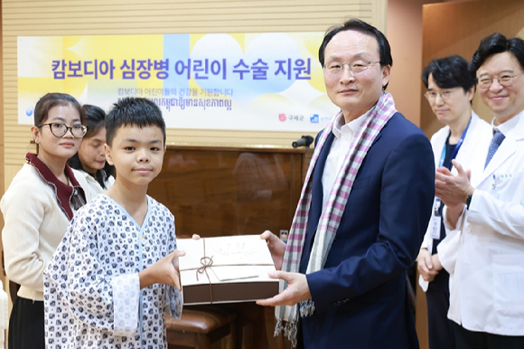 지난 24일 부천 세종병원에서 열린 행사에 참여한 이환주 KB국민은행장이 캄보디아 환아와 기념촬영을 하고 있다. [사진=KB국민은행]