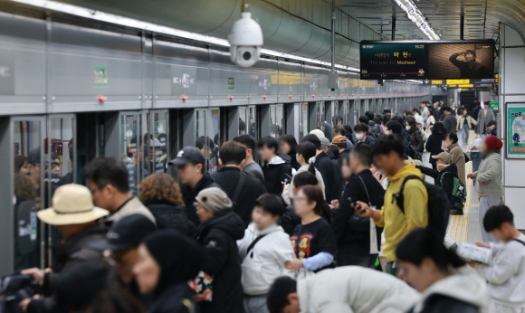 30일 서울지하철 광화문역에서 시민들이 열차를 기다리고 있다. [사진=연합뉴스]