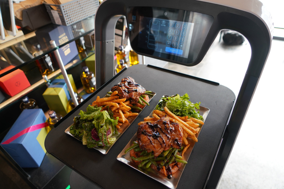 빕스 프리미어 미아점에서 로봇이 쌀국수를 조리하고 있다. [사진=구서윤 기자]