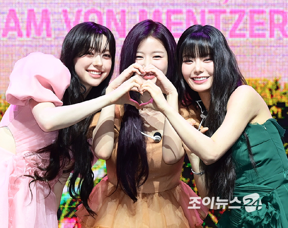 그룹 피프티 피프티 문샤넬-예원-키나가 20일 오후 서울 광진구 광장동 예스24라이브홀에서 열린&nbsp;피프티 피프티(FIFTY FIFTY) 두 번째 미니 앨범&nbsp;'러브 튠(Love Tune)' 발매 기념 쇼케이스에 참석해 타이틀곡 'SOS' 챌린지 안무를 선보이고 있다. [사진=정소희 기자]